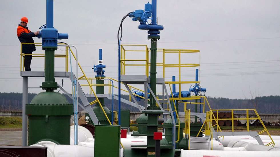 epa00900068 A worker stands on a platform at the first pump station on Belarus territory of the Druzhba pipeline, near the village of Bobovichi, about 330 km southeast of Minsk, Thursday, 11 January 2007. One of two German refineries hit by the suspension of Russian oil deliveries started receiving supplies again Thursday after Russian pipeline monopoly Transneft resumed pumping.  A spokesman for the PCK refinery in Schwedt said crude oil from the Druzhba (friendship) pipeline through Belarus started reaching the processing facility on Thursday morning.  EPA/ANDREI LIANKEVICH