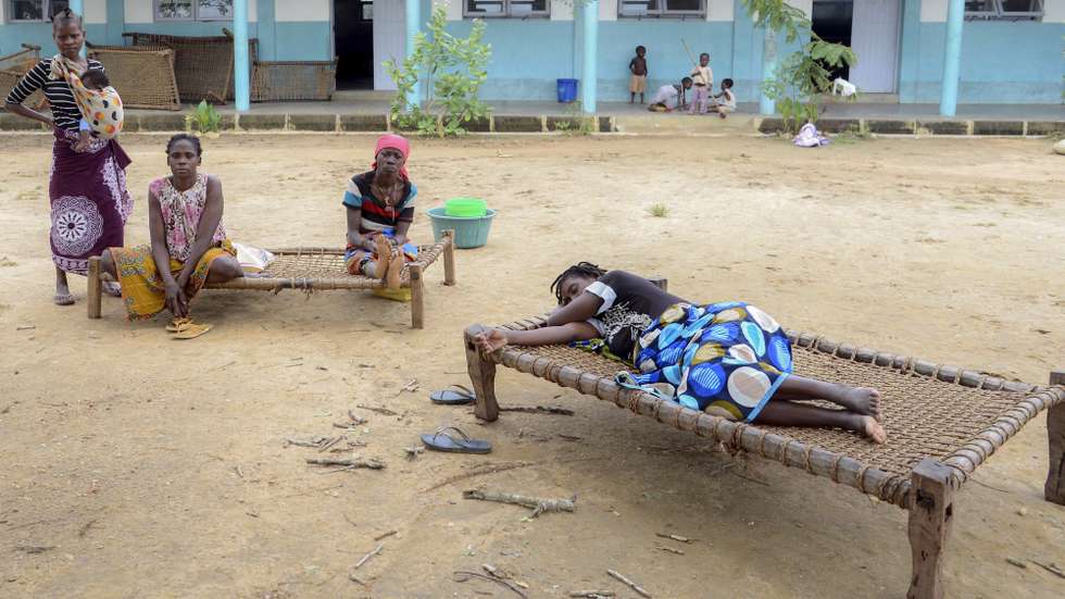 Sobreviventes ao ciclone Kenneth junto à igreja e escola secundária no alto da aldeia de Mieze, Norte de Moçambique, que serviram como ilha da salvação para 215 pessoas quando o rio transbordou e cercou tudo, entrando pelas casas depois, em Pemba, Moçambique, 29 de abril de 2019. (ACOMPANHA TEXTO DO DIA 30 DE ABRIL DE 2019). ANTÓNIO SILVA/LUSA