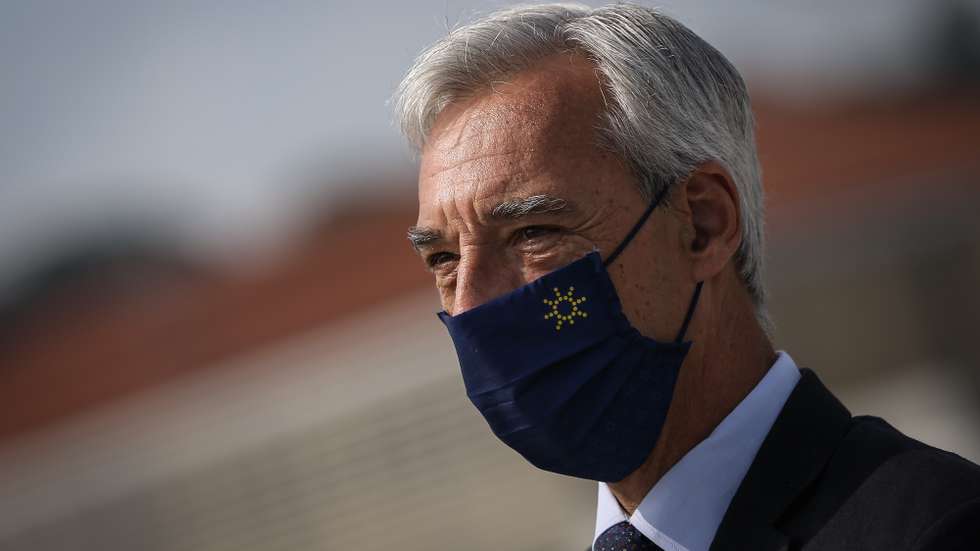 O ministro da Defesa Nacional, João Gomes Cravinho, acompanha a partida do submarino NRP Tridente para dois meses de missão no Mediterrâneo, na Base Naval de Lisboa, em Almada, 15 de junho de 2021. RODRIGO ANTUNES/LUSA