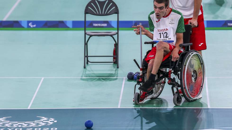 O atleta português, André Ramos em ação frente ao atleta da Eslováquia, Tomas Kral (ausente da foto) no jogo de boccia individual BC1, esta tarde no Centro de Ginástica de Ariake em Tóquio nos jogos Paralímpicos de Toquio 2020, Japão, 29 de agosto de 2021. MIGUEL A. LOPES/LUSA