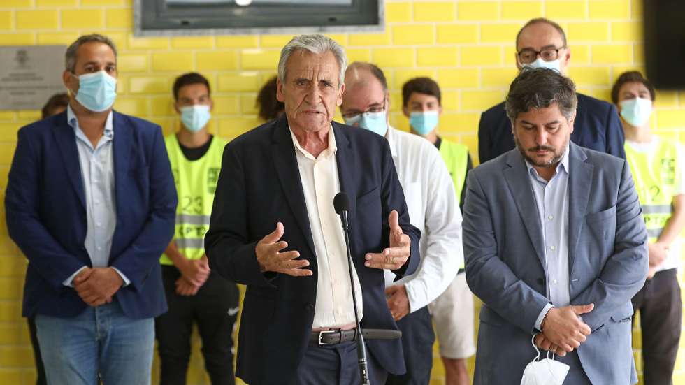 O secretário-geral do Partido Comunista Português (PCP), Jerónimo de Sousa (C), acompanhado pelo presidente da Câmara Municipal de Loures, Bernardino Soares (D), intervém durante uma visita à Escola Básica da Portela, em Loures, 07 de setembro de 2021. ANTÓNIO PEDRO SANTOS/LUSA