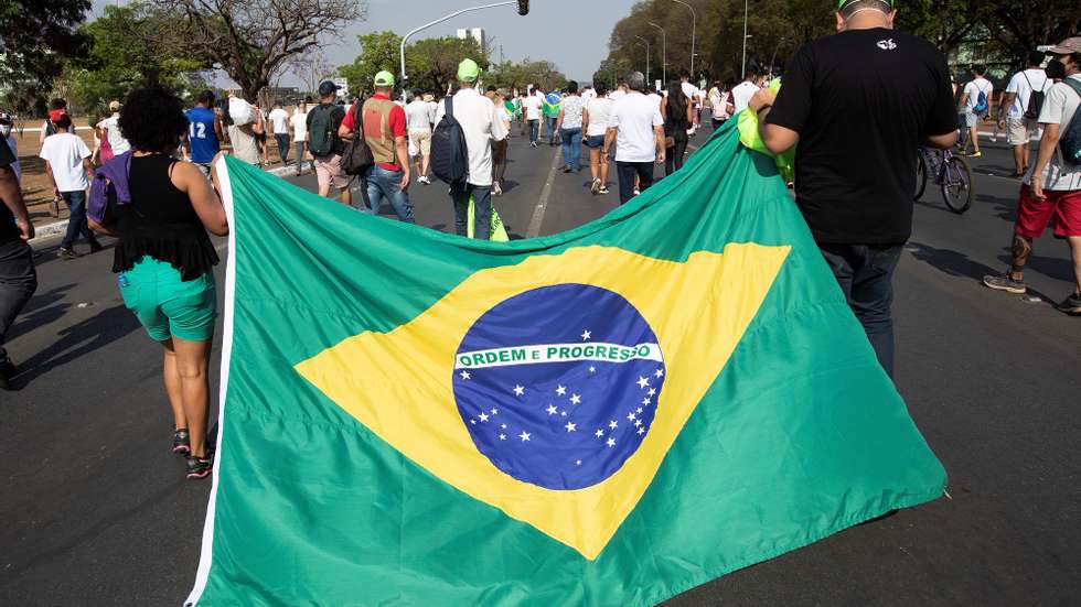 epa09464437 People protest in the streets against the Government of President Jair Bolsonaro, today, in Brasilia, Brazil, 12 September 2021. protests calling to impeach the Brazilian President are held, just five days after the massive mobilization of &#039;anti-democratic&#039; protests led by the far-right leader.  EPA/Joedson Alves