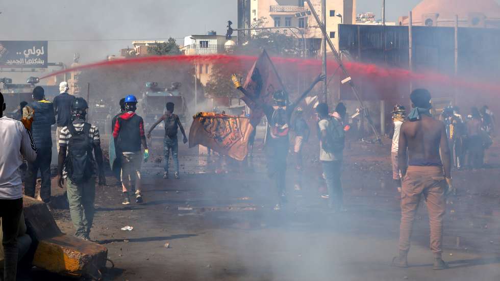 epa09718595 Sudanese security forces use colored liquid to disperse protesters against military coup, in Khartoum, Sudan, 30 January 2022. According to medical sources, a protester was killed in clashes that erupted during a protest against the military coup that seized power on 25 October 2021 as protesters attempted to march towards the presidential palace while security forces used tear gas and rubber bullets to disperse the march. The Protesters continue demonstrations in Khartoum and other cities calling for a civilian government and democratic transition.  EPA/STRINGER