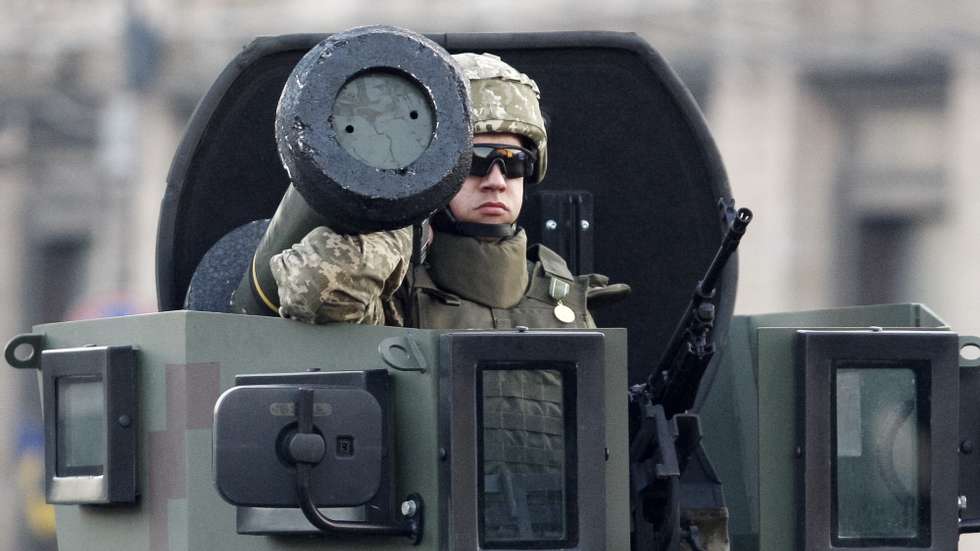 epa06965283 An Ukrainian soldier holds a Javelin missile system as he takes part in a dress rehearsal of military parade in downtown Kiev, Ukraine, 22 August 2018. Ukrainians will mark the Independence Day of Ukraine on 24 August 2018.  EPA/STEPAN FRANKO