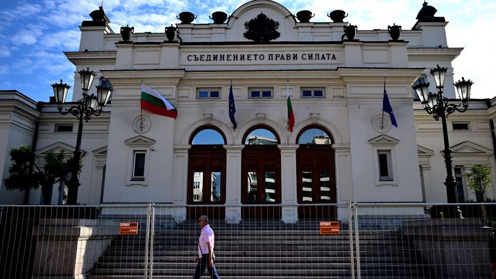 epa10096784 A man passes in front of Bulgarian Parliament in Sofia on 29 July 2022. Bulgaria, which last year celebrated three general elections to achieve the difficult formation of the Government at the end of December, will have to organize the fourth in 18 months after the failure of the third and last attempt to create the Executive. Once the options are exhausted, the president will have to dissolve the Parliament on 01 or 02 August, convene elections within 60 days, which will end on an electoral date for 02 October, and to designate an interim Government until the creation of regular Government after the elections.  EPA/VASSIL DONEV