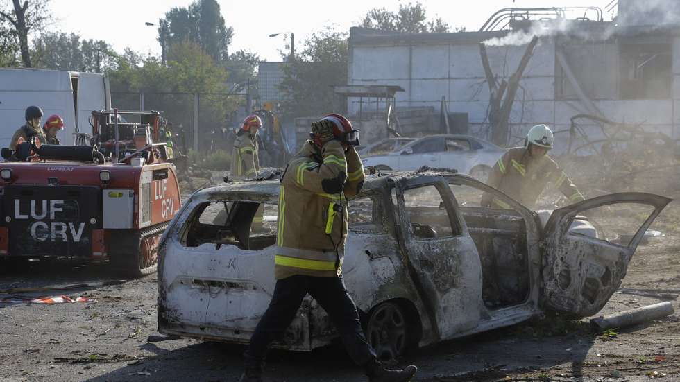 epa12328987 Ukrainian rescuers work at the site of a Russian strike on a five-storey residential building in Kyiv, Ukraine, 28 August 2025, amid the ongoing Russian invasion. At least 14 people were killed, including 3 children, and 38 were injured in Kyiv, as Russia launched an overnight attack over Ukraine with 598 drones and 31 missiles, according to the State Emergency Service.  EPA/SERGEY DOLZHENKO