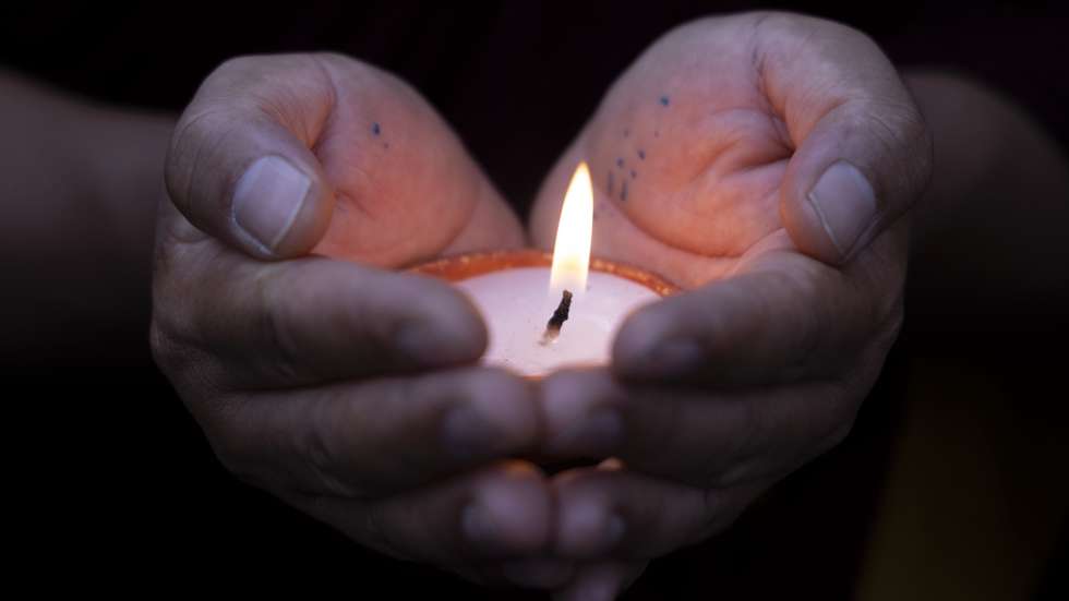 epa13149903 A person holds a candle during a candlelight vigil in memory of the victims of the Broad Peak avalanche in Kathmandu, Nepal, 04 August 2026. Renowned Nepali mountaineer Nirmal Purja and nine other climbers were killed in an avalanche on Broad Peak (8,051 m) in Pakistan on 31 July 2026.  EPA/NARENDRA SHRESTHA