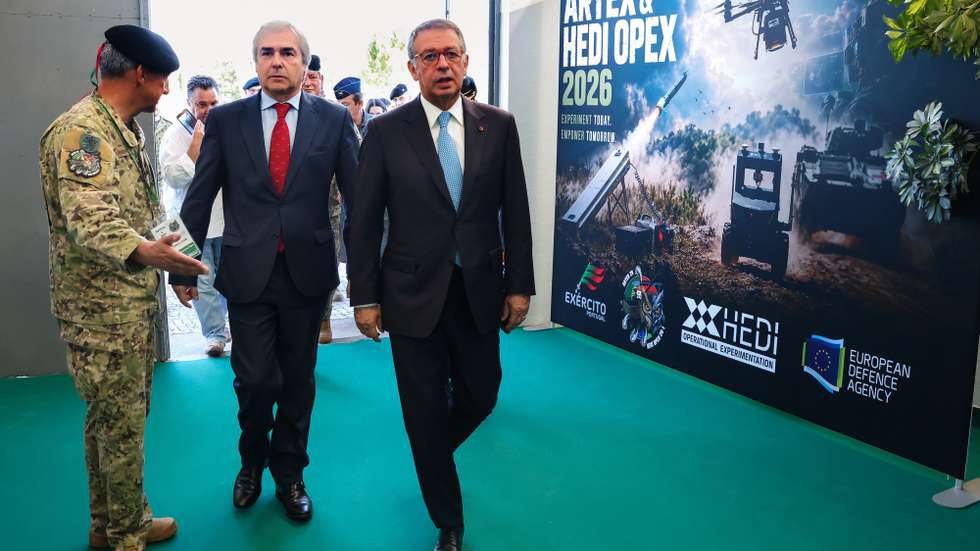 O Presidente da REpública, ANtónio José Seguro (D), acompanhado pelo ministro da Defesa Nacional, Nuno Melo (C), à chegada para participarem no encerramento do exercício OPEX 2026, onde o exército português realizou o High Visibility Event (HVE) do exercício ARTEX26 – Army Technological Experimentation e da campanha europeia de experimentação HEDI OPEX26, da Agência Europeia de Defesa, no Campo Militar de Santa Margarida, em Constança, Santarém, 14 de outubro de 2026. O exercício foi o epicentro da Experimentação Tecnológica na área da Defesa, reunindo o Exército, Indústria, universidades e centros de investigação, num contexto operacional realista. PAULO NOVAIS/LUSA