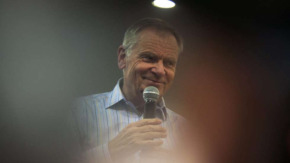 epa03620517 British author Lord Jeffrey Archer smiles during a promotional event in the southern Indian city of Bangalore, 12 March 2013. Archer currently tours the country to present his new book 'Best Kept Secret'.  EPA/JAGADEESH NV  EPA/JAGADEESH NV