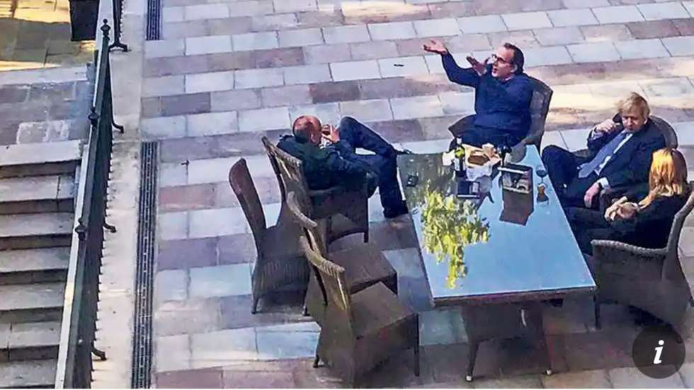 Boris Johnson e a mulher (à direita na imagem) estiveram a beber com colegas em maio de 2020