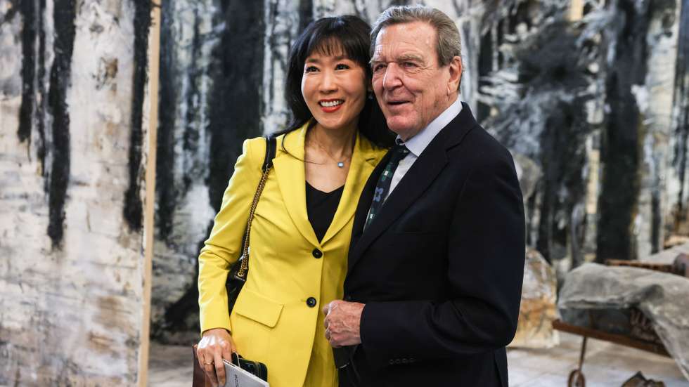 O antigo chanceler alemão Gerhard Schroder e a sua esposa Soyeon Schroeder-Kim durante uma visita a exposição "Diversity United" no antigo aeroporto de Berlim