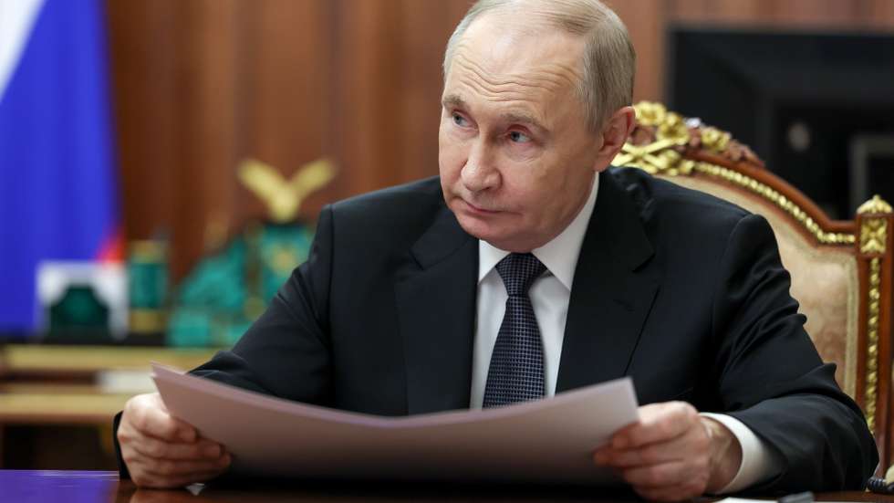 epa12074805 Russian President Vladimir Putin meets with Moscow Mayor Sergei Sobyanin at the Kremlin in Moscow, Russia, 05 May 2025.  EPA/VYACHESLAV PROKOFYEV/SPUTNIK/KREMLIN POOL MANDATORY CREDIT