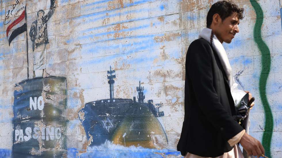 epa12417419 A person passes an anti-Israel mural sprayed on a wall, depicting a Houthi fighter stopping an Israeli ship off the coast of Yemen, in Sana'a, Yemen, 30 September 2025. Yemen's Houthis have been launching missile and drone strikes for approximately two years against Israel and Israel-linked vessels in the waters around Yemen, in an effort to pressure Israel to end its military campaign in the Gaza Strip.  EPA/YAHYA ARHAB
