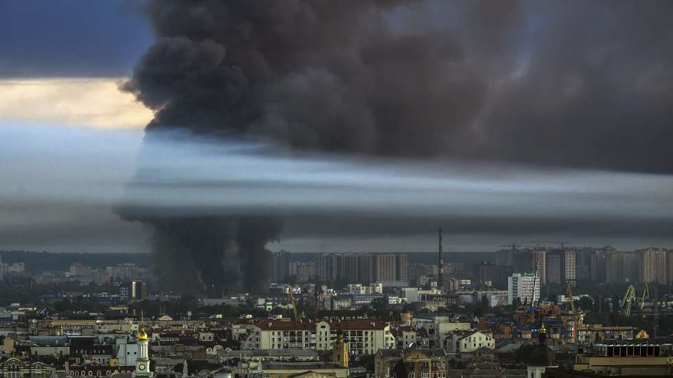 epaselect epa13079796 Smoke rises above Kyiv, Ukraine, 02 July 2026, after a massive combined Russian attack, amid the Russian invasion. According to the State Emergency Service of Ukraine, at least 17 people were killed and more than 90 injured after the overnight attack on Kyiv. The Ukrainian Air Force said Russia launched about 500 drones and more than 70 missiles of different types in the attack, with Kyiv the main direction of the assault.  EPA/MAXYM MARUSENKO