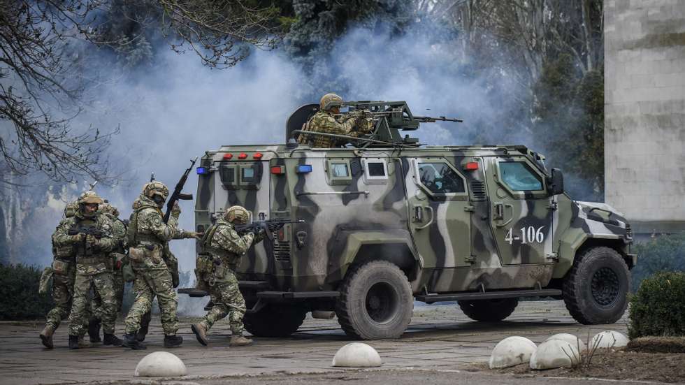 epa09750329 Ukrainian police and National Guard servicemen take part in an exercises near the Kalanchak village of Skadovsk district of Kherson area, South Ukraine, 12 February 2022. The special tactical training exercises for timely and effective response to situation with destabilizing factors were conducted in Kherson region, which are located critically close to the administrative border with Crimea peninsula annexed by Russia in 2014. More than thousand law enforcement officers (police, National Guard, State Emergency Service, Border Guard service, State migration Service and so on) special equipment, including a helicopter group were involved in the exercises.  EPA/OLEG PETRASYUK