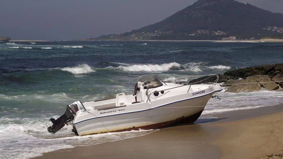 Embarcação de um pescador desportivo que morreu afogado após esta se ter virado perto da praia de Moledo em Caminha, 4 de maio de 2011.   ARMENIO BELO/LUSA