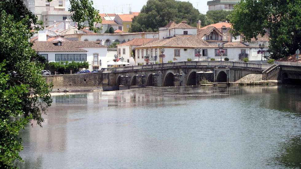 RIO NABAO- TOMAR

O concelho de Tomar, do distrito de Santarém, localiza-se na região de Lisboa e Vale do Tejo, no Médio Tejo. Situado na margem direita do rio Nabão e limitado a sudoeste pelas Serras d'Aire e Candeeiros, faz fronteira a norte com concelho de Ferreira do Zêzere, a oeste com Ourém e Torres Novas e a este com Abrantes. 
No total, abrange uma área de cerca de 352 km2 e é constituído por 16 freguesias: Além da Ribeira, Alviobeira, Asseiceira, Beselga, Carregueiros, Casais, Junceira, Madalena, Olelhas, Paialvo, Pedreira, S. Pedro, Sabacheira, Serra, Santa Maria dos Olivais e São João Baptista.

O concelho remonta ao século XII (1147) aquando da sua conquista aos mouros por D. Afonso Henriques. Mais tarde, em 1157, Tomar foi doado a D. Gualdim Pais, Mestre da Ordem dos Templários.
A maior parte das ruas denotam vestígios da Idade Média,