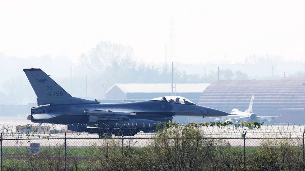 epa10948684 An F-16 fighter of the U.S. Air Force lands at the U.S. Osan Air Base in Pyeongtaek, south of Seoul, South Korea, 30 October 2023, as South Korea and the United States launched the five-day Vigilant Defense 24, a joint large-scale aerial exercise involving stealth fighter jets, to enhance combined operational capabilities against North Korean military threats.  EPA/YONHAP SOUTH KOREA OUT
