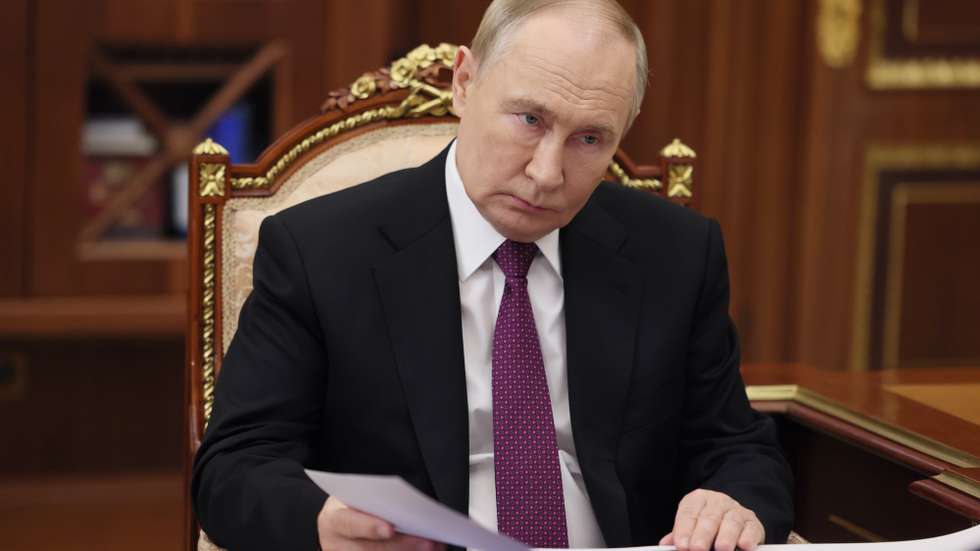 epa11720918 Russian President Vladimir Putin listens to Liberal Democratic Party Leader Leonid Slutsky during a meeting at the Kremlin, in Moscow, Russia, 14 November 2024.  EPA/VYACHESLAV PROKOFYEV/SPUTNIK/KREMLIN POOL MANDATORY CREDIT