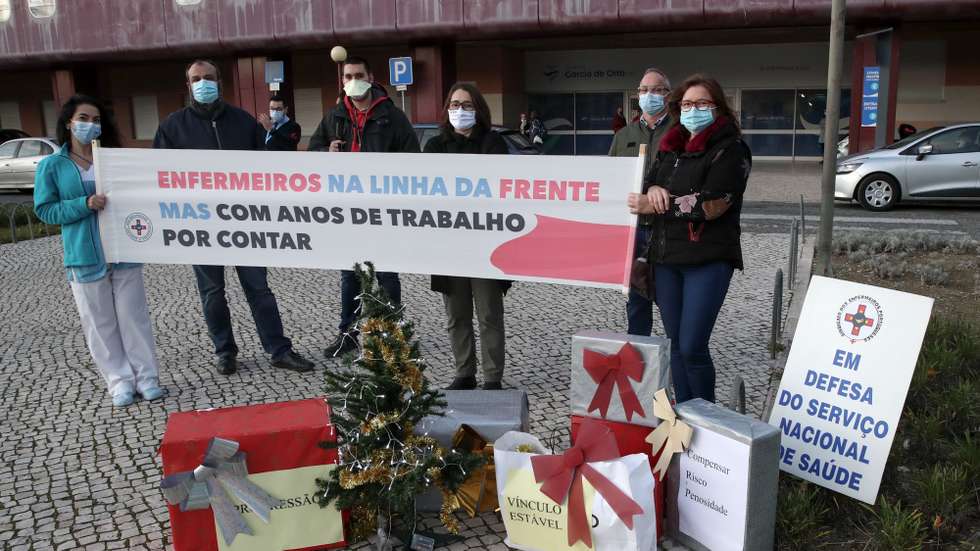 Concentração de enfermeiros do hospital Garcia de Orta, organizada pelo Sindicato dos Enfermeiros Portugueses (SEP), em protesto contra as más condições de trabalho, Almada, 24 de dezembro de 2020. MANUEL DE ALMEIDA/LUSA