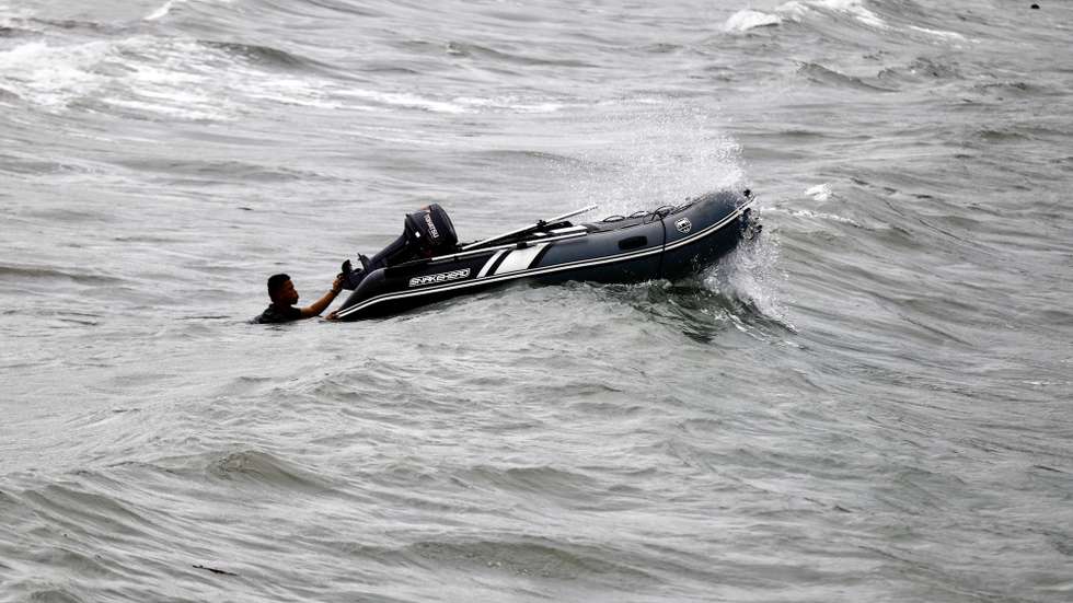 epa11490122 A Filipino boatman on a rubber boat battles strong waves at a coastal village of Mabini, in Batangas province, Philippines, 21 July 2024. According to the state weather bureau's latest forecast on 21 July, Tropical Storm Gaemi was monitored 365 kilometers east of Casiguran municipality, province of Aurora, packing maximum sustained winds of 85 kilometers per hour (kph) near the center with gustiness of 115 kilometers per hour. Gaemi is expected to enhance the southwest monsoon and will bring strong gale-force gusts over the Luzon island.  EPA/FRANCIS R. MALASIG