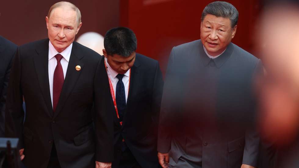 epa12347496 Russian President Vladimir Putin and Chinese President Xi Jinping arrive to attend a military parade marking the 80th anniversary of victory in the Chinese People's War of Resistance against Japanese Aggression and the end of World War Two, in Tiananmen Square in Beijing, China., 03 September 2025.  EPA/ALEXANDER KAZAKOV/SPUTNIK/KREMLIN POOL MANDATORY CREDIT