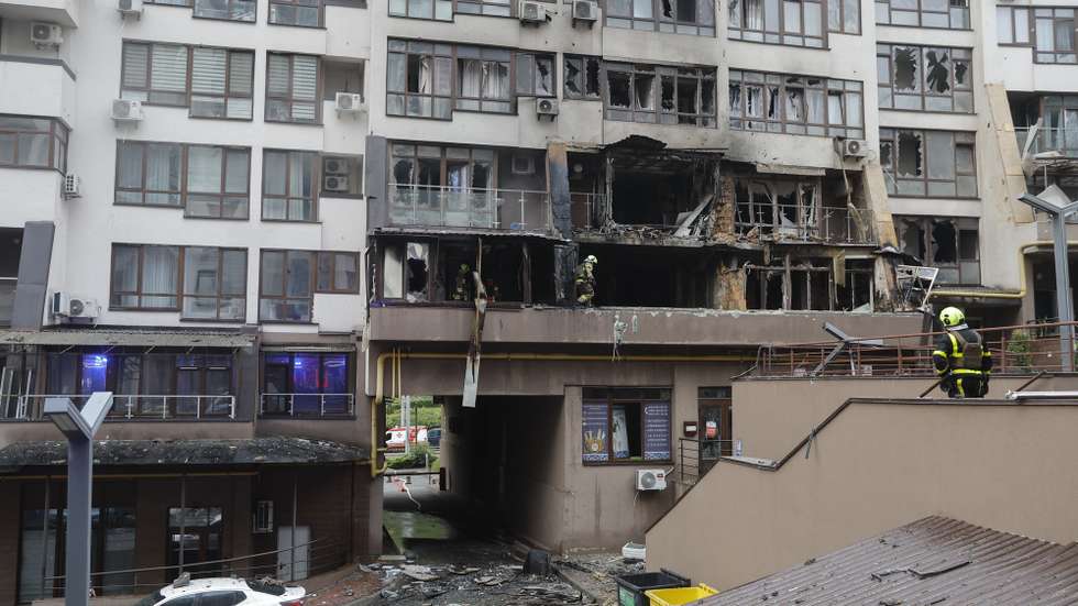 epa12250608 Ukrainian rescuers work at the site of a drone strike on a residential building in Kyiv, Ukraine, 21 July 2025, amid the Russian invasion. At least two people died and 15 people were injured after Russian forces launched an overnight large-scale combined attack with at least 24 missiles and 426 drones across Ukraine, the State Emergency Service (SES) of Ukraine reported.  EPA/SERGEY DOLZHENKO