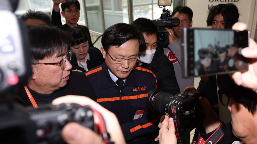 epa11796820 Jeju Air CEO Kim E-bae (C) leaves the venue of a press conference held in Seoul, South Korea, 29 December 2024, hours after the deadly crash of one of its flights at Muan International Airport in Muan, 288 kilometers southwest of Seoul.  EPA/YONHAP SOUTH KOREA OUT