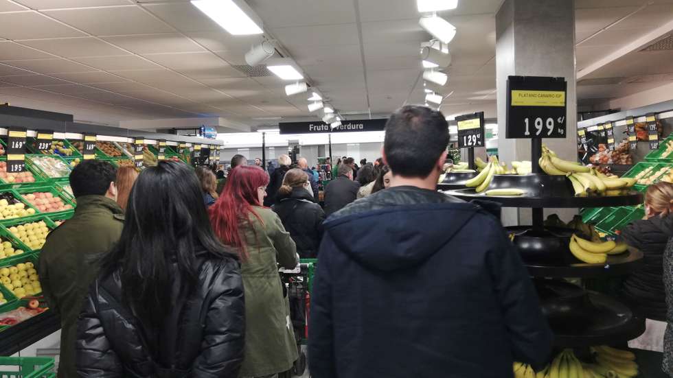 epa08283377 Several citizens wait in a long queue  inside a supermarket in Madrid, Spain, 10 March 2020. The Spanish Supermarket Chains Association advised people to stay calm after a rush of consumers went on  panic shopping buying essential supplies in bulk, because of coronavirus fears. Spain has reported 1,235 coronavirus cases.  EPA/Juan Vargas