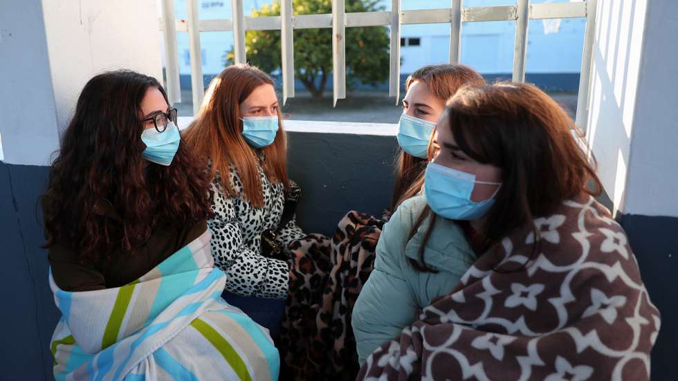 Alunas da Escola Secundária de Serpa enroladas em mantas usadas no interior das salas de aula durante uma manifestação contra a falta de condições do edifício do estabelecimento de ensino, Serpa, 11 de janeiro de 2021. NUNO VEIGA/LUSA