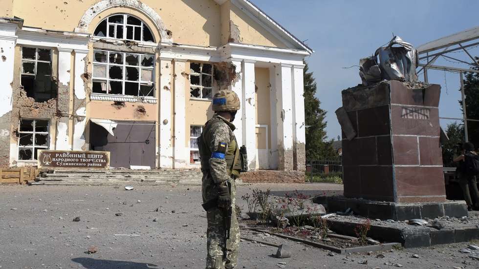 epa11561867 A Ukrainian serviceman stands near a damaged building in the city center of Sudzha, in Ukraine-controlled territory of Russia&#039;s Kursk region, 21 August 2024 (issued 23 Augut 2024). Armed Forces of Ukraine (AFU) Commander-in-Chief Oleksandr Syrskyi claimed that since the beginning of a cross-border incursion into Russia on 06 August, Kyiv took control of 92 settlements in Kursk Oblast over an area of 1,250 square kilometres.  EPA/STRINGER