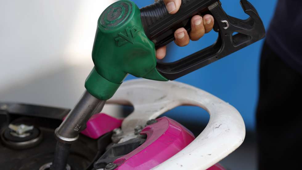 epa12826890 A worker fills a motorbike with petrol during the gasoline supply disruption at a  PTT (Petroleum Authority of Thailand) gas station in Bangkok, Thailand, 17 March 2026. Motorists queued at petrol stations across Thailand to fill their tanks after many stations displayed 'run out of fuel' signs due to the oil supply disruption caused by the ongoing conflict in the Middle East. Thailand's Department of Energy Business Director-General apologized to the public following the recent energy crisis and stated that Thailand still has fuel reserves for around 101 days.  EPA/RUNGROJ YONGRIT