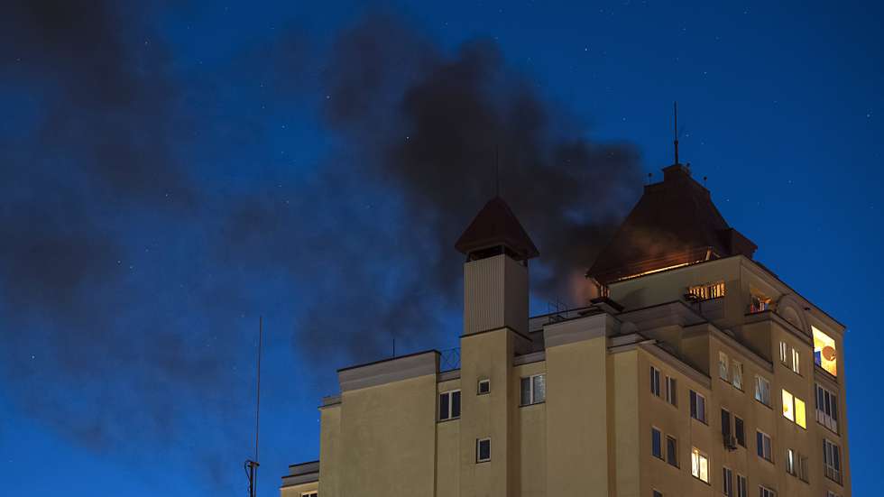 epa12948844 Smoke billows after debris from an intercepted Russian drone fell on the roof of a high-rise residential building in Kyiv, Ukraine, 12 May 2026. According to the State Emergency Service of Ukraine, there were no casualties in the incident that occurred early 12 May following the expiration of a temporary three-day ceasefire between 09 and 11 May 2026.  EPA/MAXYM MARUSENKO