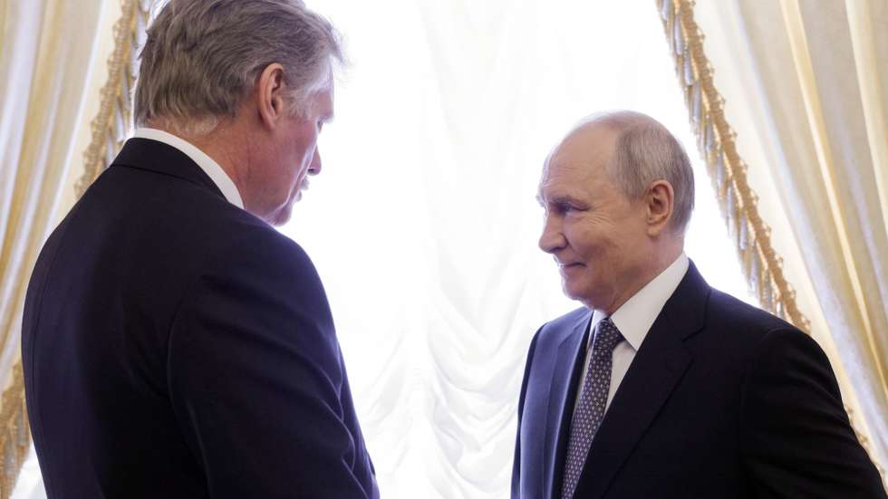 epa13319444 Russian President Vladimir Putin (R) and Kremlin spokesman Dmitry Peskov talk before a meeting with U.S. President's special envoy Steve Witkoff, at the Constantine Palace in Strelna, a suburb of St. Petersburg, Russia, 21 October 2026. Russian President Vladimir Putin meets with US Special Envoy Steve Witkoff at the Constantine Palace in St. Petersburg, following Witkoff’s arrival from Oslo, where he had held talks with Ukrainian President Volodymyr Zelensky.  EPA/GAVRIIL GRIGOROV / SPUTNIK / KREMLIN POOL MANDATORY CREDIT