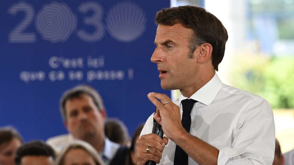 epa10066629 France&#039;s President Emmanuel Macron delivers a speech during a visit at STMicroelectronics in Isere region to unveil the strategy and investments for electronics within the framework of France 2030 in Crolles, southeastern France, 12 July 2022.  Emmanuel Macron announced on 11 July 5.7 billion euros investment by Franco-Italian STMicroelectronics and American GlobalFoundries to build a semiconductor plant in Crolles, near Grenoble.  EPA/JEAN-PHILIPPE KSIAZEK / POOL MAXPPP OUT