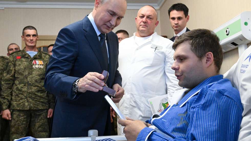 epa12490220 Russian President Vladimir Putin (C) visits The P.V.Mandryka Central Military Clinical Hospital in Moscow, Russia 29 October 2025.  EPA/KRISTINA KORMILITSYNA/SPUTNIK/KREMLIN / POOL MANDATORY CREDIT