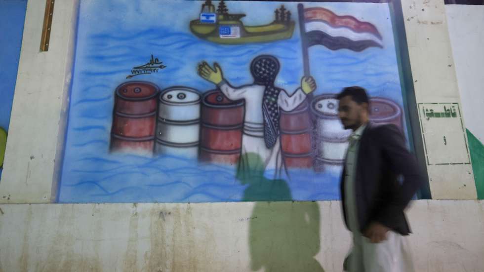 epa13187622 A person passes a mural depicting a Houthi fighter holding a Yemeni flag while stopping US and Israeli ships, in Sana'a, Yemen, 23 August 2026. Yemen's prolonged conflict has escalated over the past month, with the Houthis stepping up missile and drone strikes on Saudi-backed government positions, targets in neighboring Saudi Arabia, and ships in the Red Sea.  EPA/YAHYA ARHAB