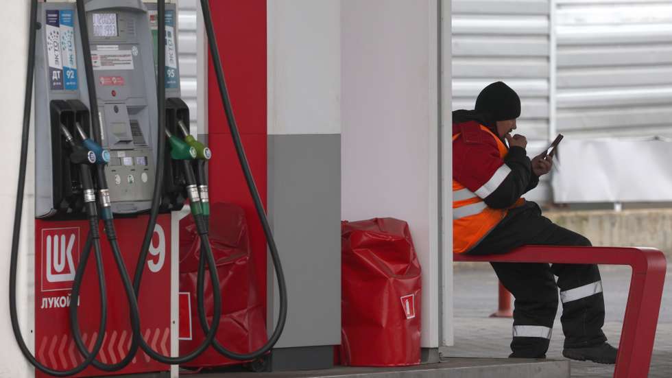 epa12485976 A worker waits for customers at a gas station of Russian multinational energy corporation Lukoil waits for cars in Moscow, Russia, 27 October 2025.  EPA/MAXIM SHIPENKOV