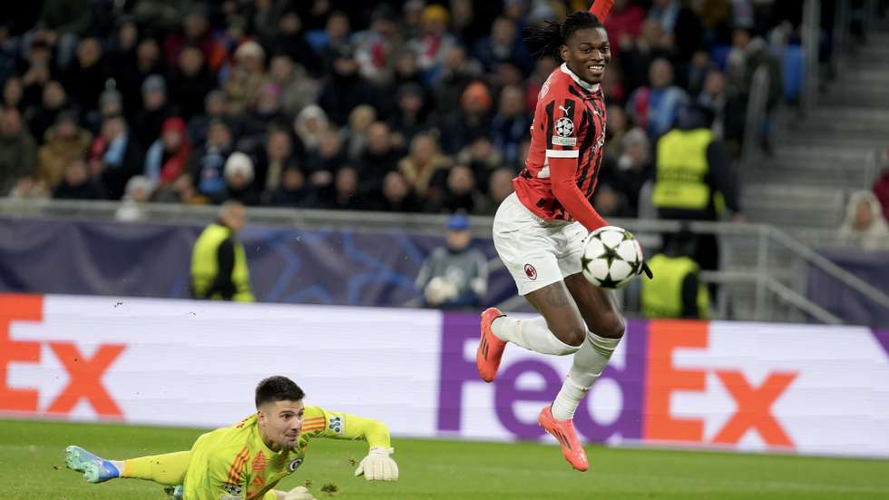 epa11742242 Rafael Leao (R) of AC Milan scores the 1-2 lead against goalkepeer Dominik Takac (L) of Bratislava during the UEFA Champions League match between Slovan Bratislava and AC Milan in Bratislava, Slovakia, 26 November 2024.  EPA/JAKUB GAVLAK