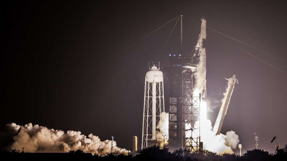 epaselect epa12043969 NASA's SpaceX CRS-32 mission in a SpaceX Dragon spacecraft on a Falcon 9 rocket lifts off from Launch Complex 39A at Kennedy Space Center in Florida, USA, 21 April 2025. According to NASA, the SpaceX 32nd commercial resupply services mission is heading to the International Space Station with experiments that include research on whether plant DNA responses in space correlate to human aging and disease, and measuring the precise effects of gravity on time.  EPA/CRISTOBAL HERRERA-ULASHKEVICH