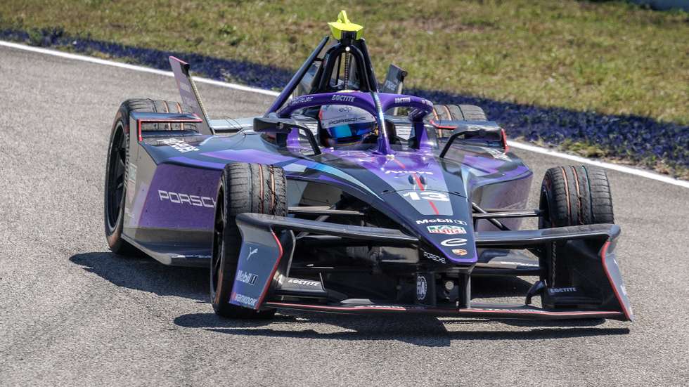 epa12028091 Antonio Felix da Costa of Team TAG Heuer Porsche Formula E Team in action during the Miami E-Prix at the Homestead Miami Speedway in Homestead, Florida, USA, 12 April 2025.  EPA/CRISTOBAL HERRERA-ULASHKEVICH