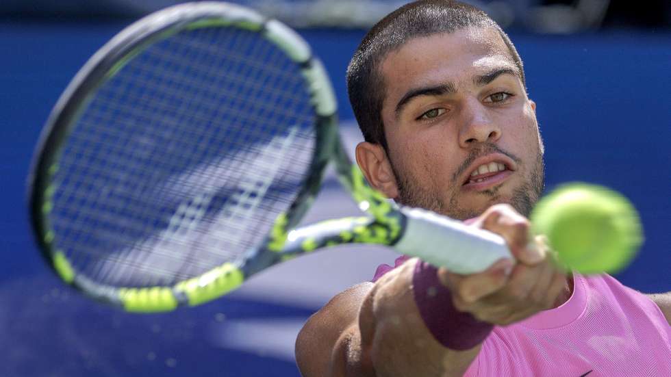 epa12346774 Carlos Alcaraz of Spain in action against Jiri Lehecka of Czechia during the quarterfinals of the US Open Tennis Championships at the USTA Billie Jean King National Tennis Center in Flushing Meadows, New York, USA, 02 September 2025. The US Open tournament runs from 24 August through 07 September.  EPA/CRISTOBAL HERRERA ULASHKEVICH