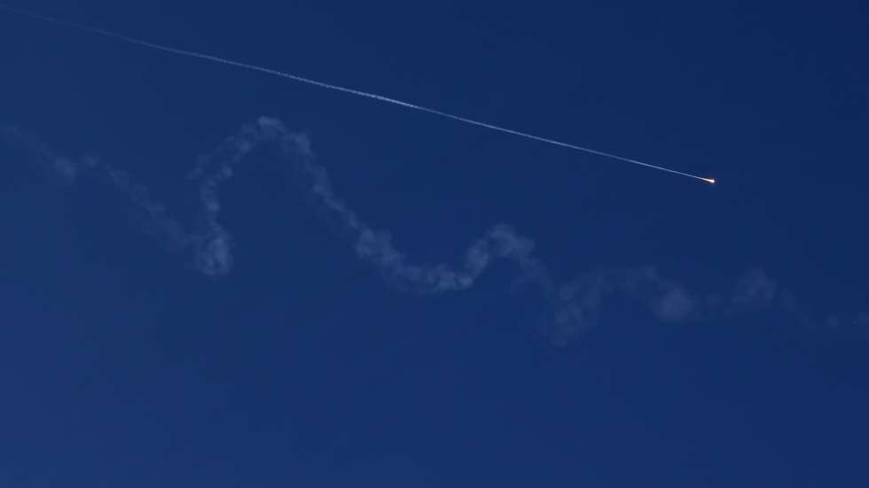 epa12788766 An Iranian missile is seen in the sky over the West Bank city of Nablus on 02 March 2026. The Israeli military reported that missiles were launched by Iranian forces in retaliation for joint U.S.-Israeli airstrikes on 28 February, which targeted the Iranian leadership in Tehran. Air raid sirens were activated across several parts of the country in response to the barrage.  EPA/ALAA BADARNEH