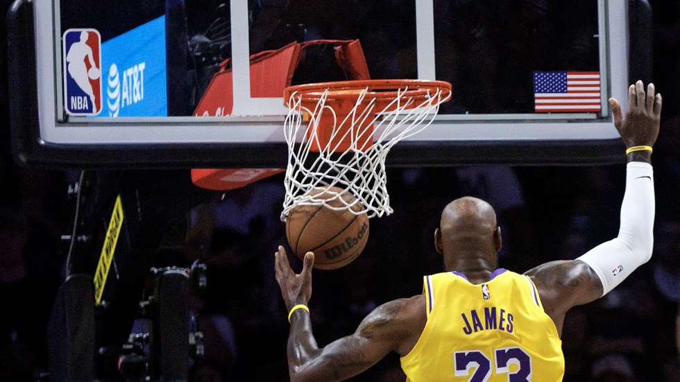 epa12835076 Los Angeles Lakers forward LeBron James scores during the NBA basketball game between the Miami Heat and the Los Angeles Lakers at the Kaseya Center in Miami, Florida, USA, 19 March 2026.  EPA/CRISTOBAL HERRERA-ULASHKEVICH  SHUTTERSTOCK OUT