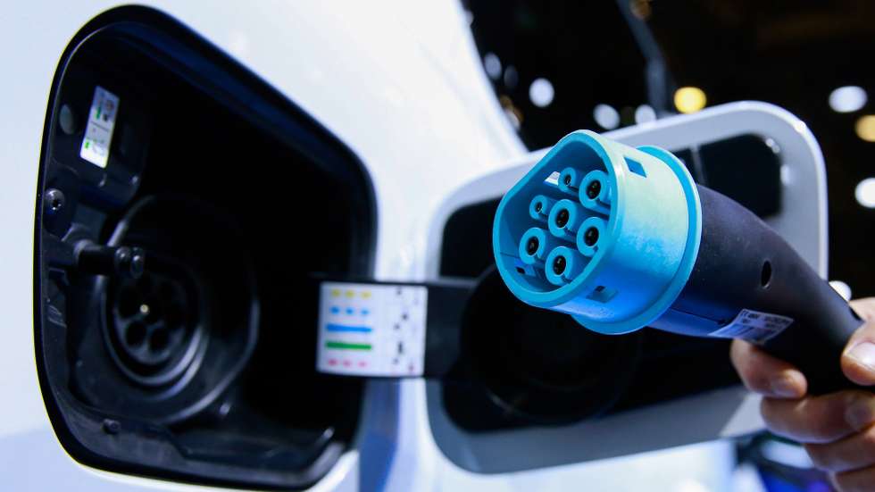epa08113974 An electric charger of the new Renault Captur E-tech on display at the Renault stand during the inauguration of the Brussels Motor Show in Brussels, Belgium, 09 January 2020. The motor show will run from 10 to 19 January 2020.  EPA/STEPHANIE LECOCQ