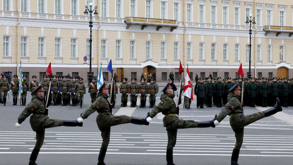 epa12909783 Russian Honor Guard soldiers march during a rehearsal for the annual Victory Day military parade in St. Petersburg, Russia, 23 April 2026. Russia is preparing to mark the 81st anniversary of Nazi Germany’s surrender in World War II. The military parade is scheduled to take place at Dvortsovaya (Palace) Square on 09 May.  EPA/ANATOLY MALTSEV