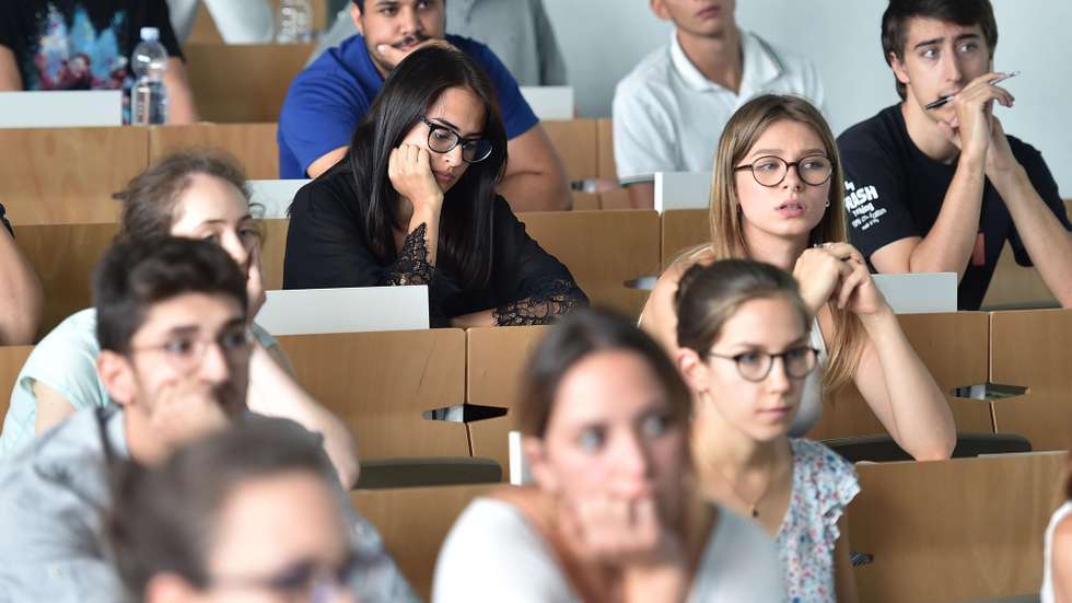 epa07814380 University candidates take the entrance tests for the medical school of the University of Turin Campus Luigi Einaudi, in Turin, northern Italy, 03 September 2019. This year some 84,716 candidates have enrolled in Turin for the admission tests for the degree programme in Medicine and Dentistry, Architecture and Veterinary.  EPA/ALESSANDRO DI MARCO
