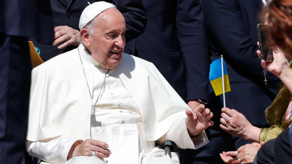 epa11390639 A faithful hands Pope Francis a Ukrainian flag during his weekly general audience in Saint Peter's Square, Vatican City, 05 June 2024.  EPA/GIUSEPPE LAMI