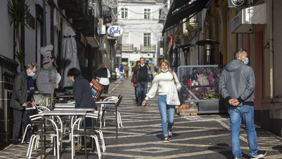 A Câmara Municipal de Ponta Delgada decidiu manter em vigor as alterações ao trânsito implementadas durante a quadra festiva no centro histórico. O presidente da autarquia, Pedro Nascimento Cabral (ausente na foto), refere que o objetivo é promover uma “cidade verdadeiramente sustentável do ponto de vista ambiental, social e económico”. em Ponta Delgada, 05 de Janeiro de 2022. EDUARDO COSTA/LUSA