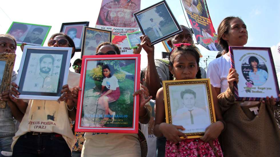 epa05021465 East Timorese carry potraits of Santa Cruz massacre victims during a commemoration ceremony in Dili, East Timor, also known as Timor Leste, 12 November 2015. Hundreds of East Timorese commemorated the pro-independence demonstrators who were killed at Santa Cruz graveyard 24 years ago.  EPA/ANTONIO DASIPARU